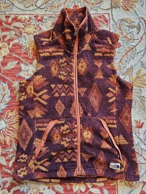 The North Face Patterned Sherpa Fleece Vest in Burgundy & Orange